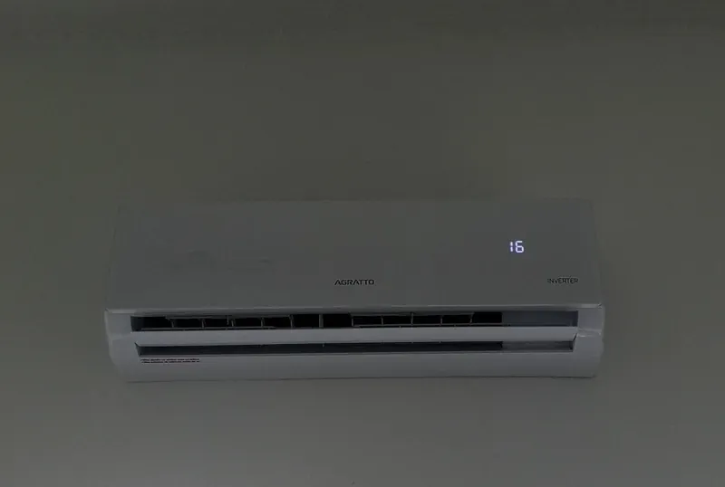 Unidade interna de ar-condicionado instalada e em funcionamento