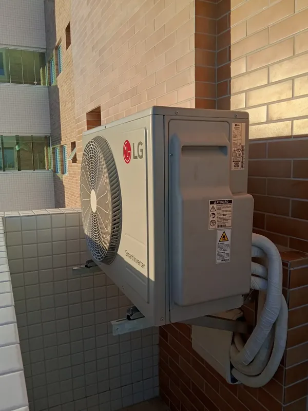 Unidade externa LG instalada em suporte na parede
